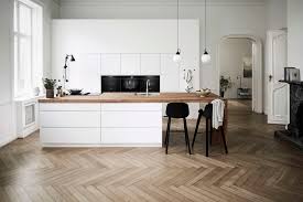 Moderne køkken med fiskebensparket-gulv og minimalistisk indretning